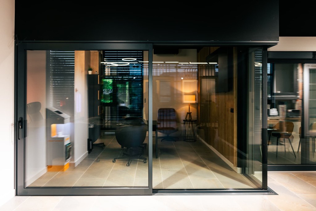 Sistem culisant vitrat METGLASS integrat într-un interior contemporan